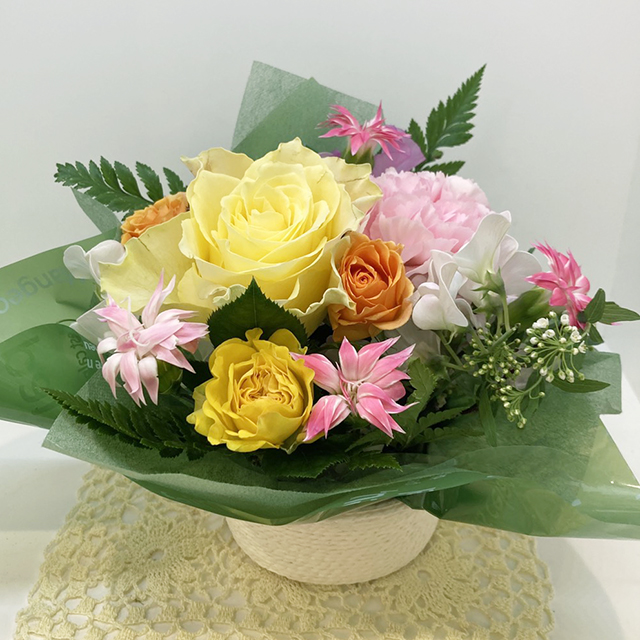 クリニックにて、毎週1回、草花アレンジメントの交換。待合室に設置されます。